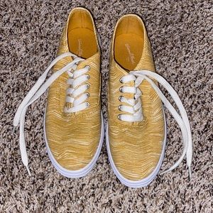 Universal Thread simple shoe